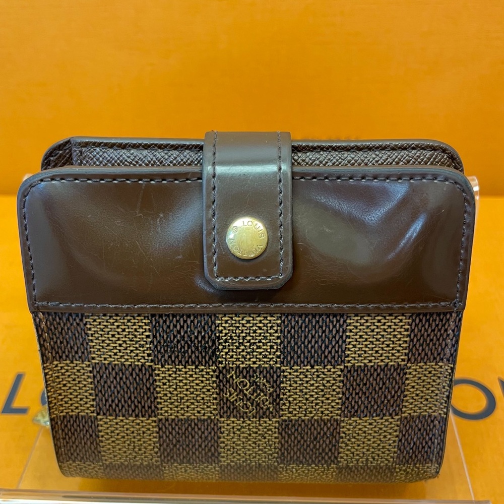 Louis Vuitton Wallet! Comes With Box & Dust Bag!